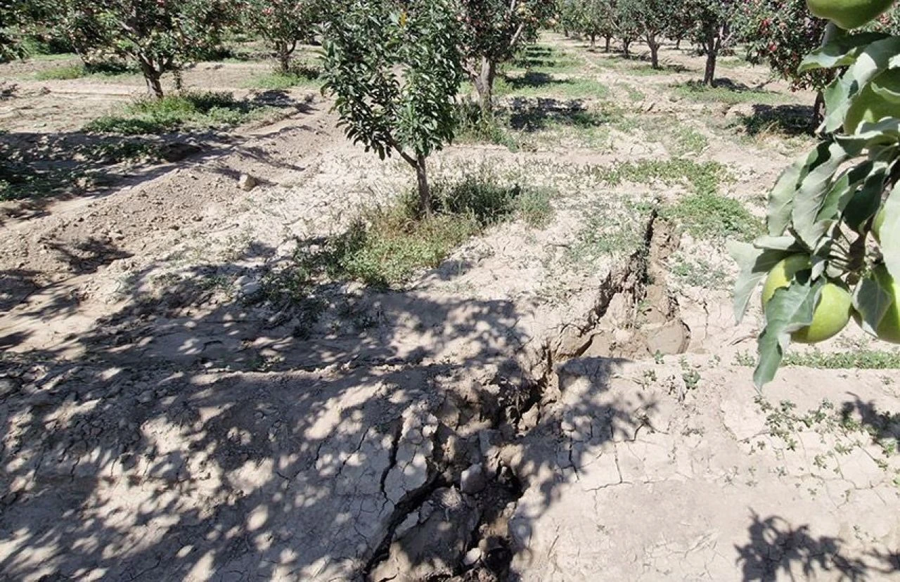 Bir ilimizde daha ürküten görüntü! 100 metre yarık oluştu, deprem ve fay hattını akla getirdi