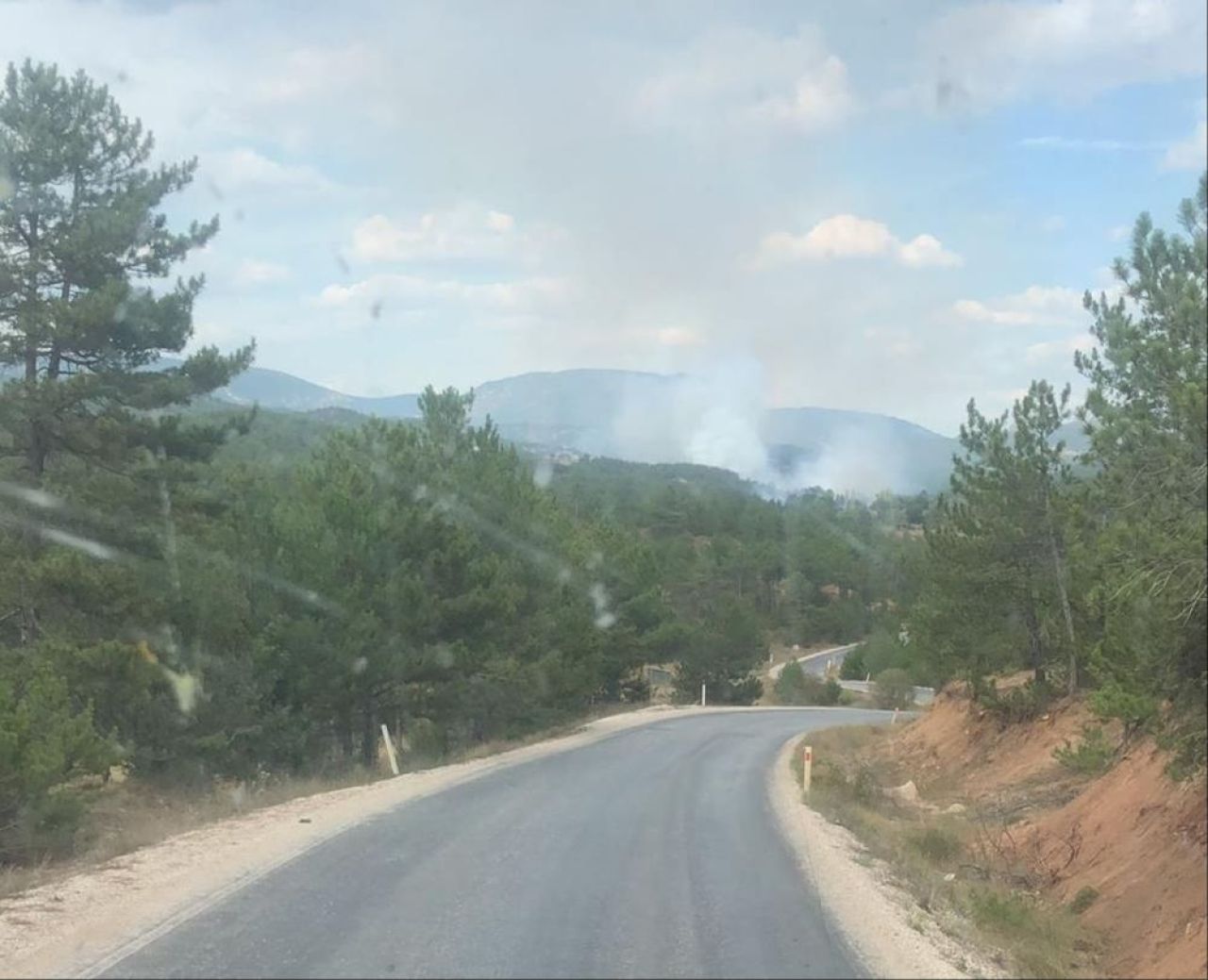 Bolu'da orman yangını! Ekiplerin müdahalesi sürüyor - 1. Resim