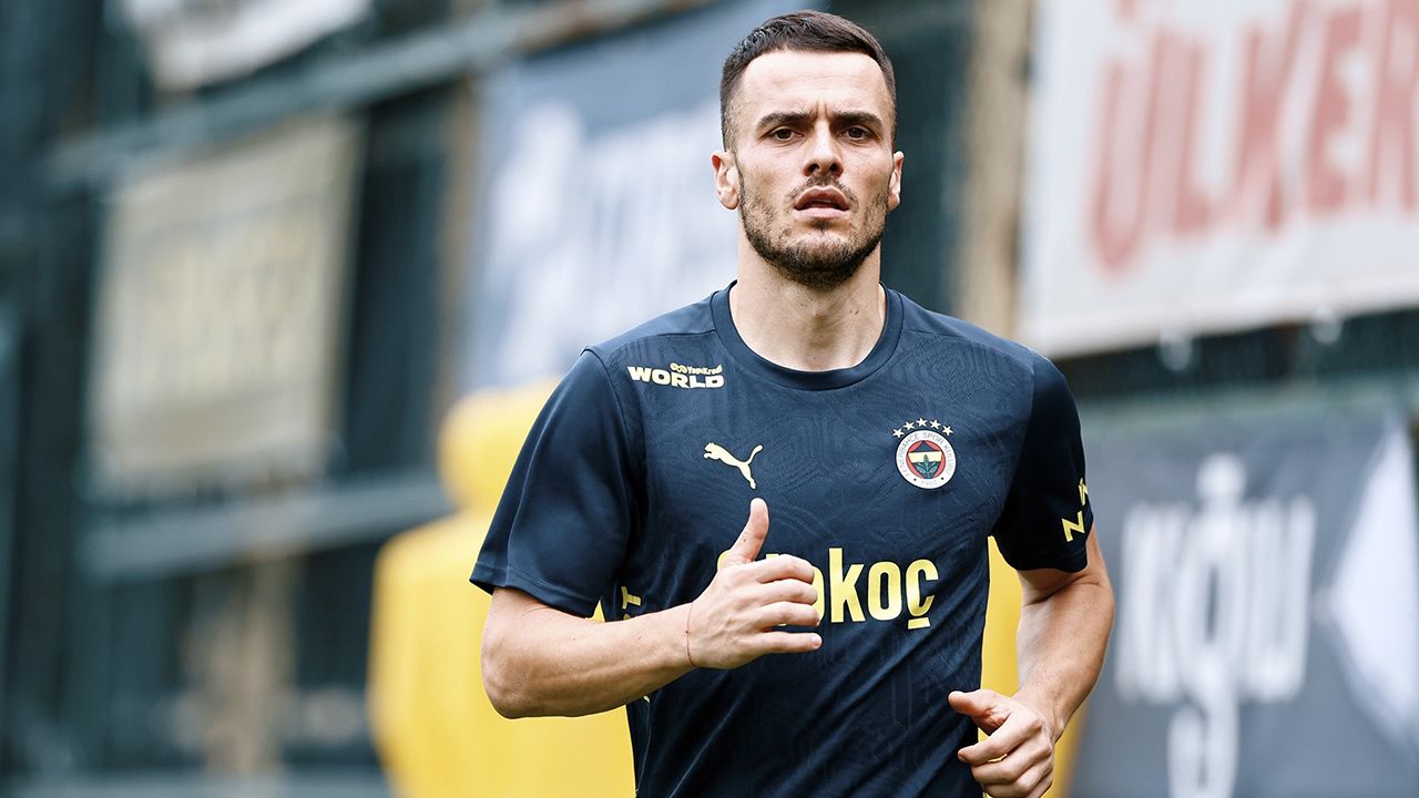 Fenerbahçe&#039;de yeni transfer Kostic ilk antrenmanına çıktı