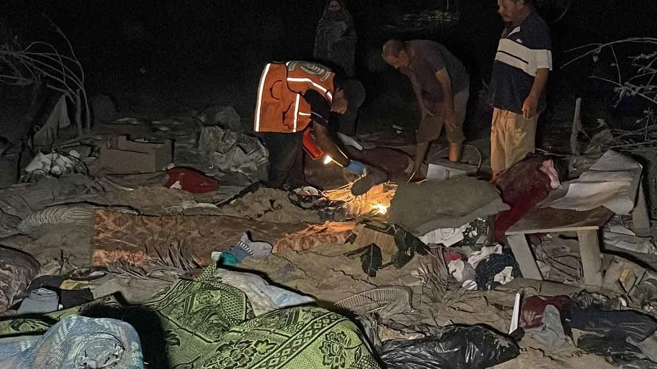 İsrail'den en çirkin katliam! Gazze'de çadırları vurdu, hepsi kumların altına gömüldü: Onlarca ölü ve yaralı var - 1. Resim