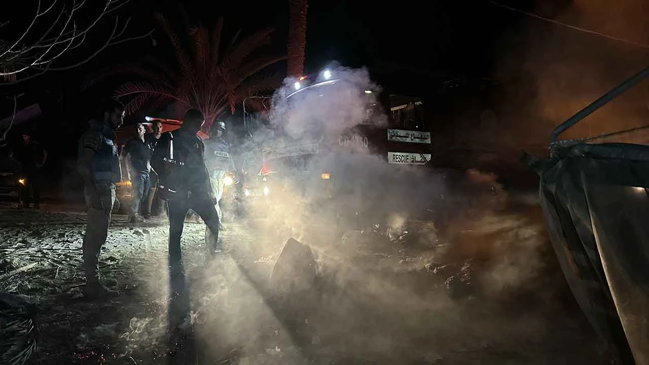 İsrail'den en çirkin katliam! Gazze'de çadırları vurdu, hepsi kumların altına gömüldü: Onlarca ölü ve yaralı var - 4. Resim