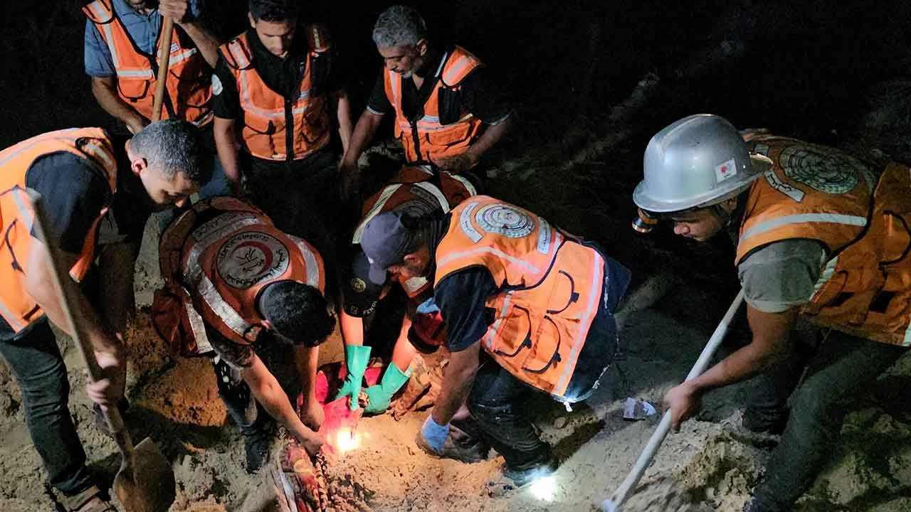 İsrail'den en çirkin katliam! Gazze'de çadırları vurdu, hepsi kumların altına gömüldü: Onlarca ölü ve yaralı var - 2. Resim