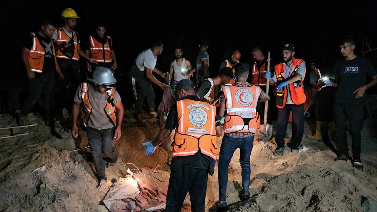 İsrail'den en çirkin katliam! Gazze'de çadırları vurdu, hepsi kumların altına gömüldü: Onlarca ölü ve yaralı var - 3. Resim