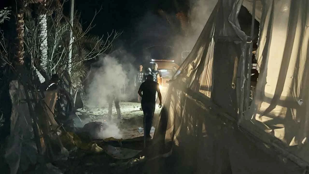 İsrail'den en çirkin katliam! Gazze'de çadırları vurdu, hepsi kumların altına gömüldü: Onlarca ölü ve yaralı var - 5. Resim