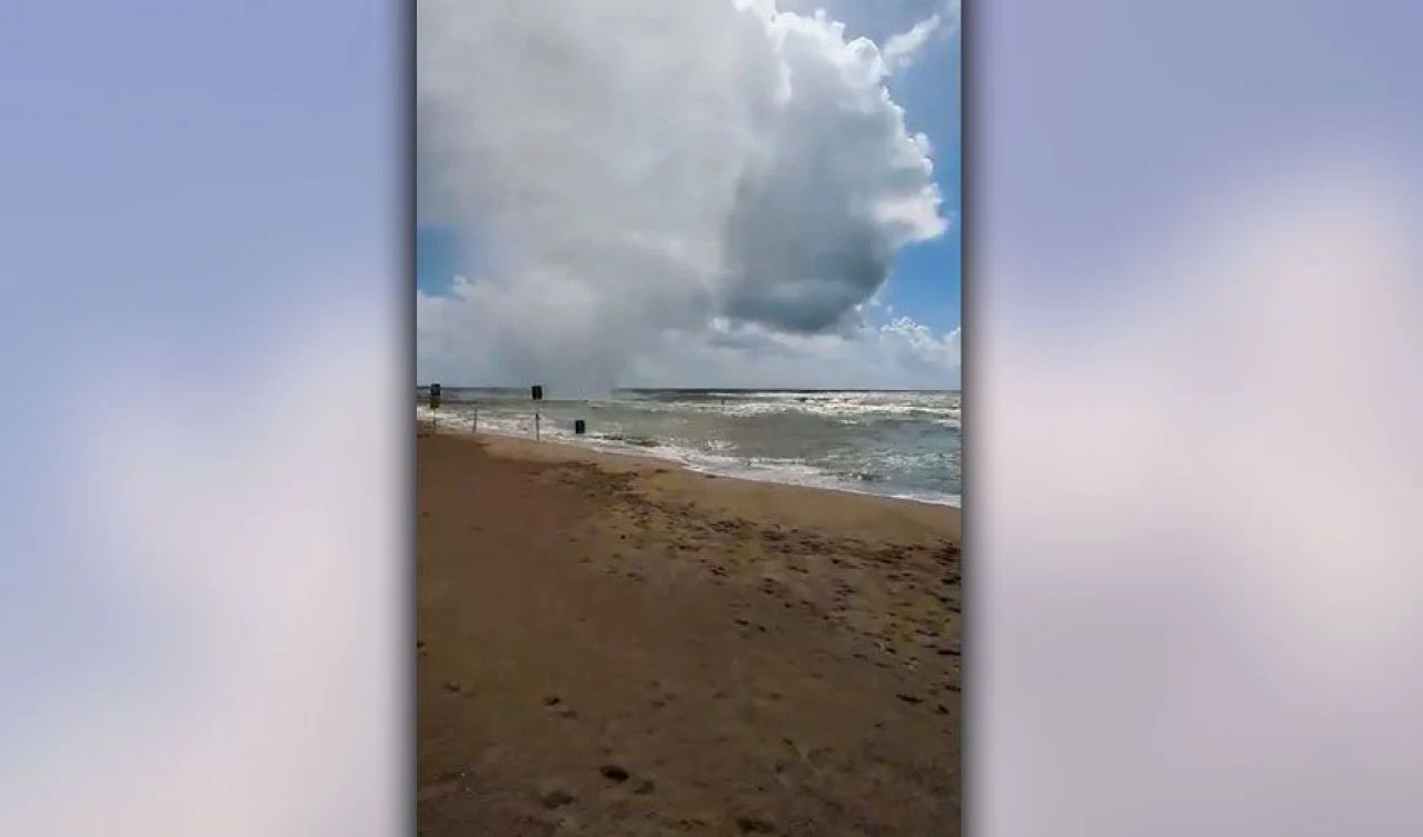 Karaya ulaşan hortum her şeyi gökyüzüne fırlattı! Uçan şezlonglar kameraya böyle yansıdı