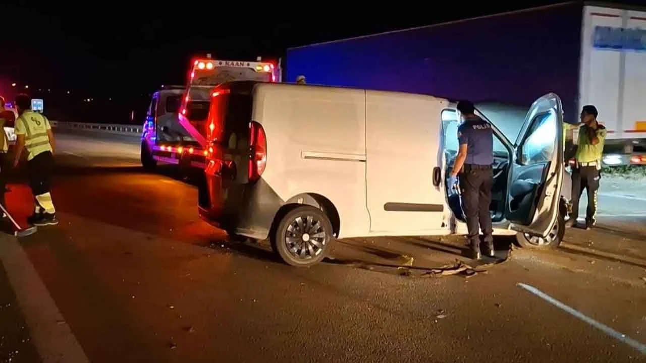 Otobanda feci kaza: Emniyet kemeri takmadı, canından oldu