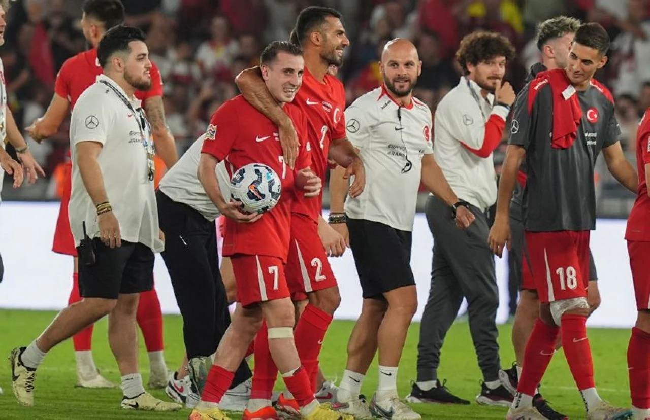 Portekiz basını İzlanda maçına damga vuran Kerem Aktürkoğlu'nu yere göğe sığdıramadı! - 1. Resim