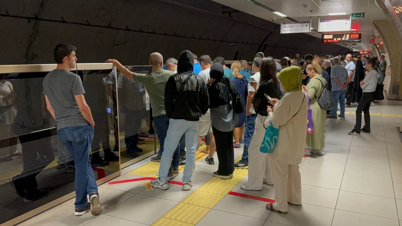 Samandıra-Üsküdar seferini yapan metro arızalandı: Yolcular vagonda kaldı