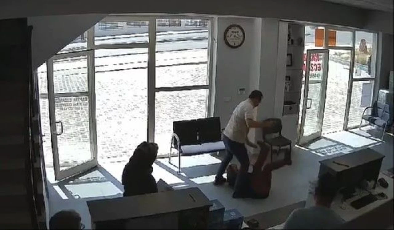 Tartıştığı eşini eczanede defalarca bıçakladı! Korkunç anlar kamerada! - 1. Resim