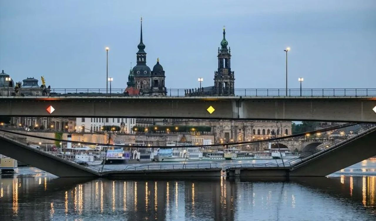 Almanya'da tramvayların geçtiği köprü çöktü