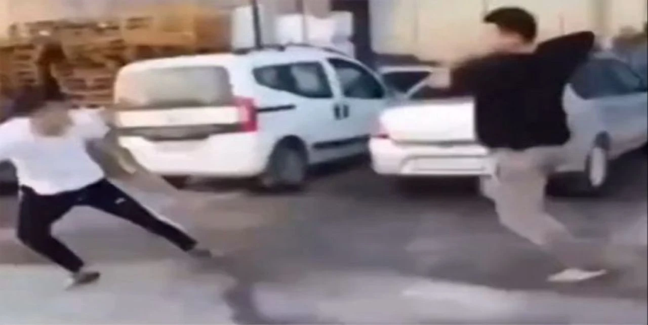 Bir bardak su için korkunç cinayet kamerada! Sopalarla vahşice dövüp öldürdüler - 2. Resim