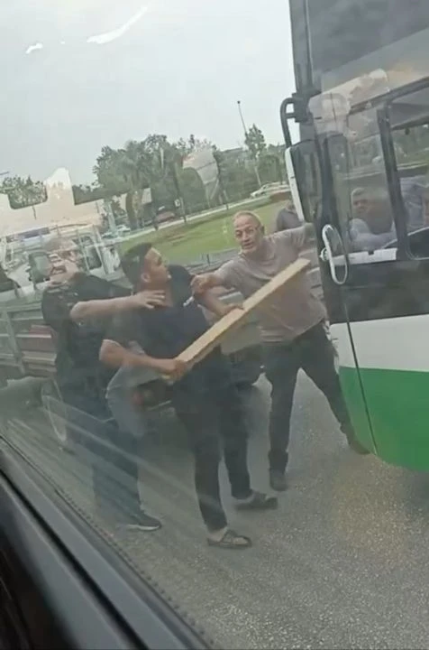 Birbirlerine kalaslarla saldırdılar! Trafikte yol verme kavgası - 1. Resim