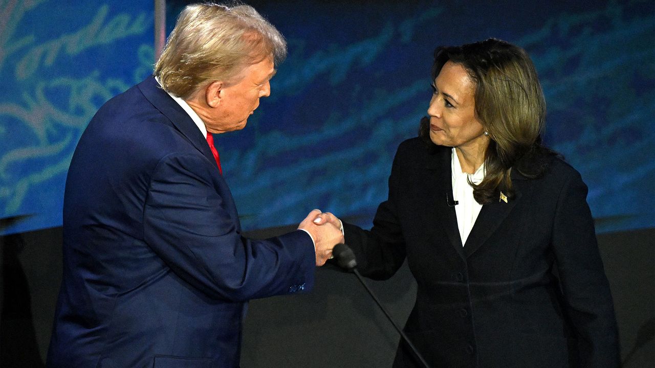 Donald Trump ve Kamala Harris'in tarihi gecesi! El sıkışırken neler fısıldadıkları ortaya çıktı