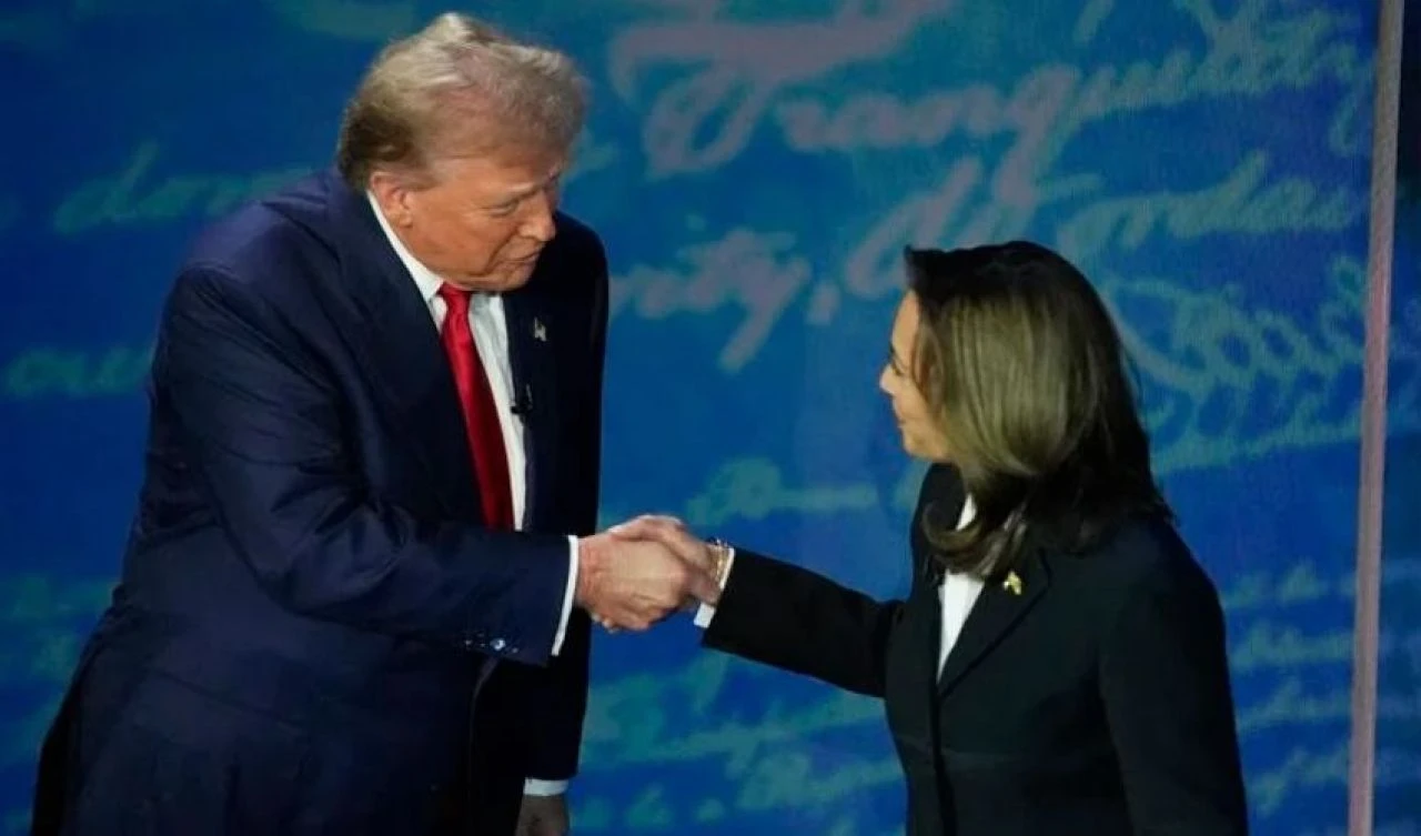 Donald Trump ve Kamala Harris'in tarihi gecesi! El sıkışırken neler fısıldadıkları ortaya çıktı