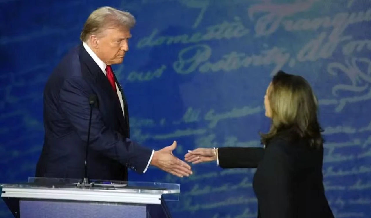 Donald Trump ve Kamala Harris'in tarihi gecesi! El sıkışırken neler fısıldadıkları ortaya çıktı