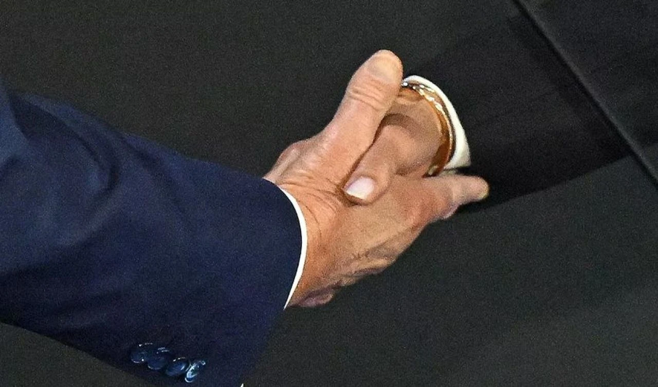 Donald Trump ve Kamala Harris'in tarihi gecesi! El sıkışırken neler fısıldadıkları ortaya çıktı