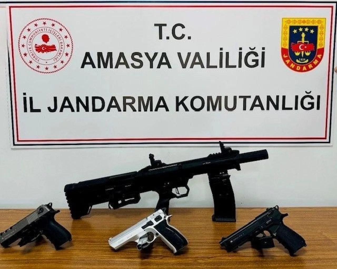 Düğüne değil sanki çatışmaya gidiyorlar! Ele geçirilen silahlar hayrete düşürdü - 1. Resim