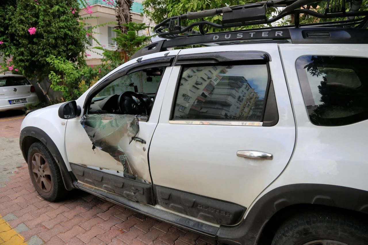 Dükkanın önüne park eden araca kızdı, bilerek çarptı! "Kaydırdım, yanlışlıkla oldu" - 1. Resim