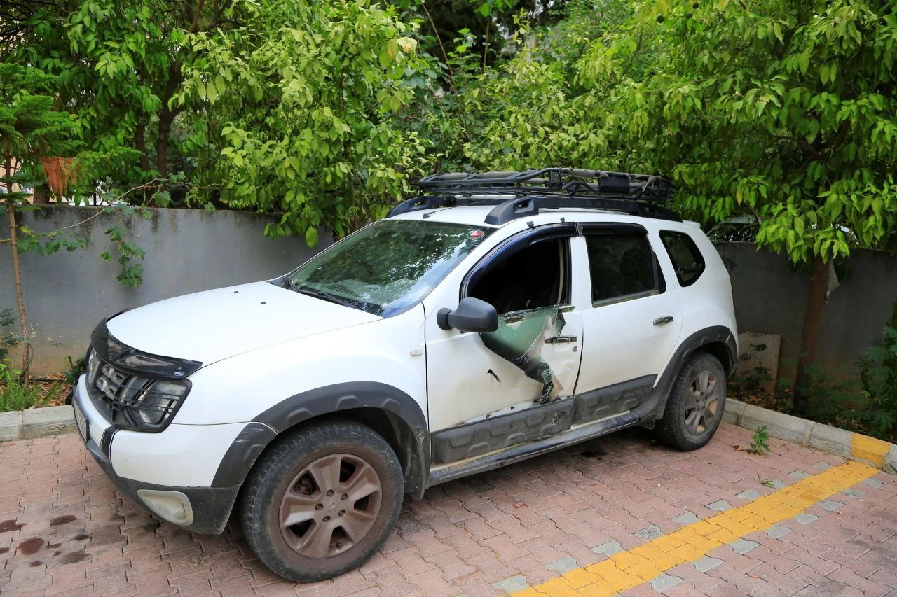 Dükkanın önüne park eden araca kızdı, bilerek çarptı! "Kaydırdım, yanlışlıkla oldu" - 2. Resim