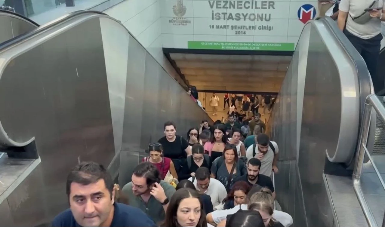 İstanbul'da iş çıkışı metro sıkıntısı: Durak kapandı, yürüyerek gittiler
