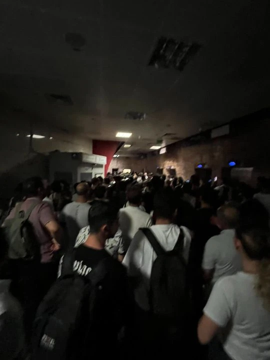 İstanbul'da iş çıkışı metro sıkıntısı: Durak kapandı, yürüyerek gittiler