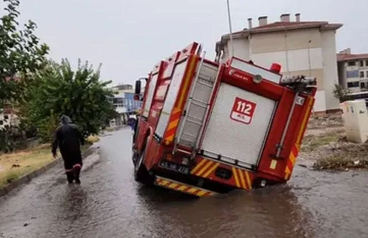 İzmir ve Manisa'yı şiddetli yağış vurdu! Yol çöktü, araç sürüklendi - 3. Resim