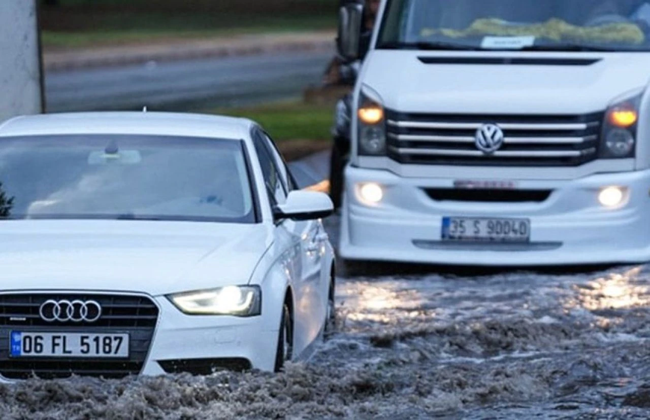 İzmir'de şiddetli yağış sonrası üzen görüntüler! Yol çöktü, araç sürüklendi - 1. Resim