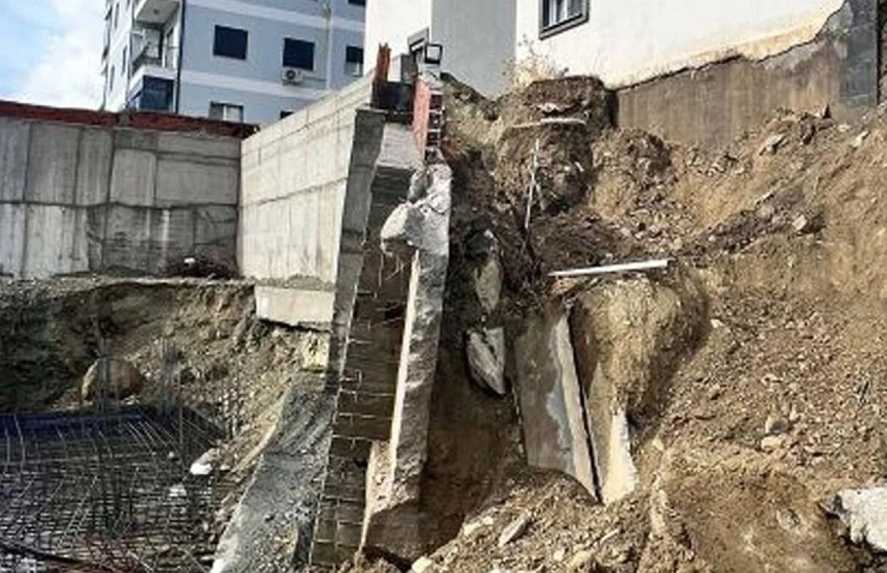 İzmir'de şiddetli yağış sonrası üzen görüntüler! Yol çöktü, araç sürüklendi - 2. Resim