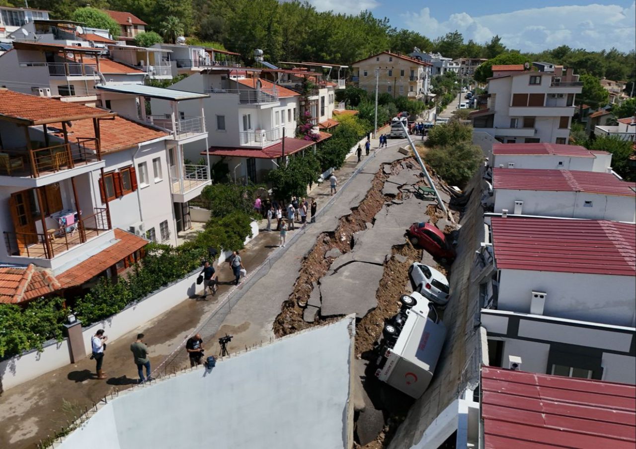 İzmir'den sağanak sonrası korkunç görüntüler! Yer yarıldı, araçlar içinde kaldı - 1. Resim