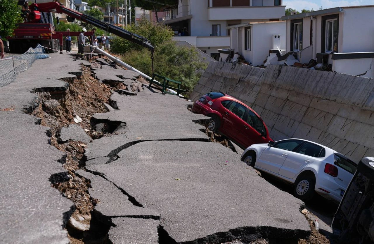 İzmir'den sağanak sonrası korkunç görüntüler! Yer yarıldı, araçlar içinde kaldı - 3. Resim