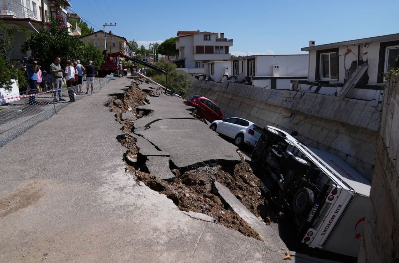 İzmir'den sağanak sonrası korkunç görüntüler! Yer yarıldı, araçlar içinde kaldı - 2. Resim