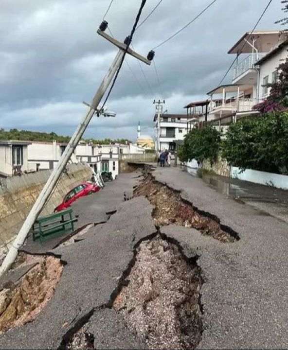 İzmir'den sağanak sonrası korkunç görüntüler! Yer yarıldı, araçlar içinde kaldı - 5. Resim