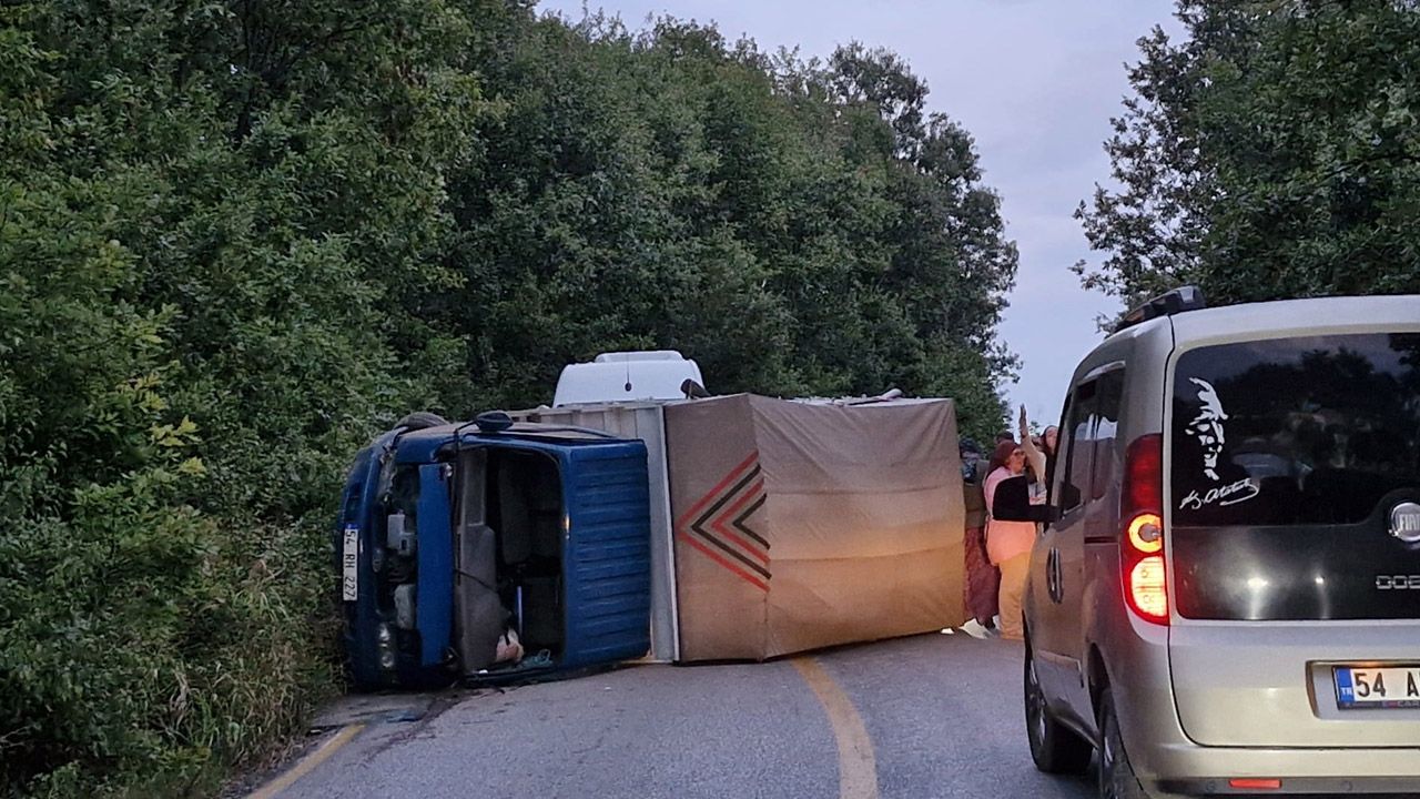 Kamyonet yan yattı, 8 kişi yaralandı