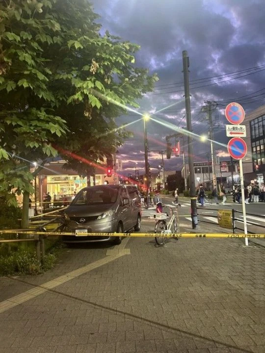 Minibüs çok sayıda insanın olduğu kaldırıma daldı! Sürücü kazayı hatırlamıyor - 2. Resim