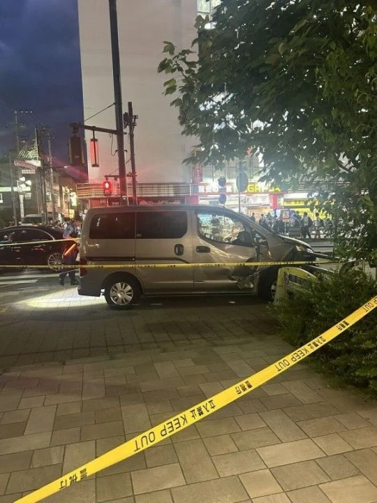 Minibüs çok sayıda insanın olduğu kaldırıma daldı! Sürücü kazayı hatırlamıyor - 3. Resim