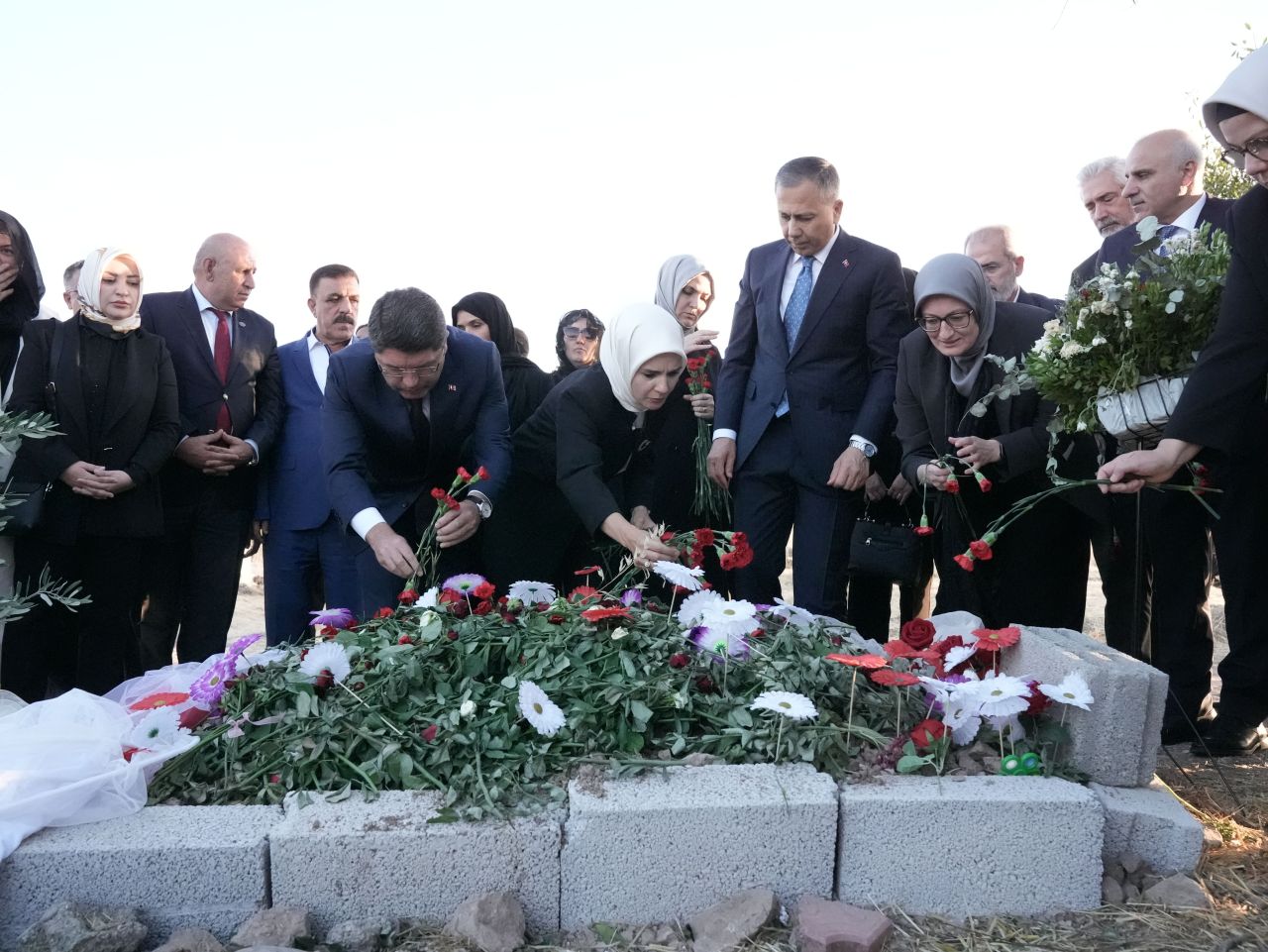 Narin Güran'ın mezarına üç bakandan ziyaret! Cinayetin işlendiği bölgede inceleme yapılıyor - 1. Resim