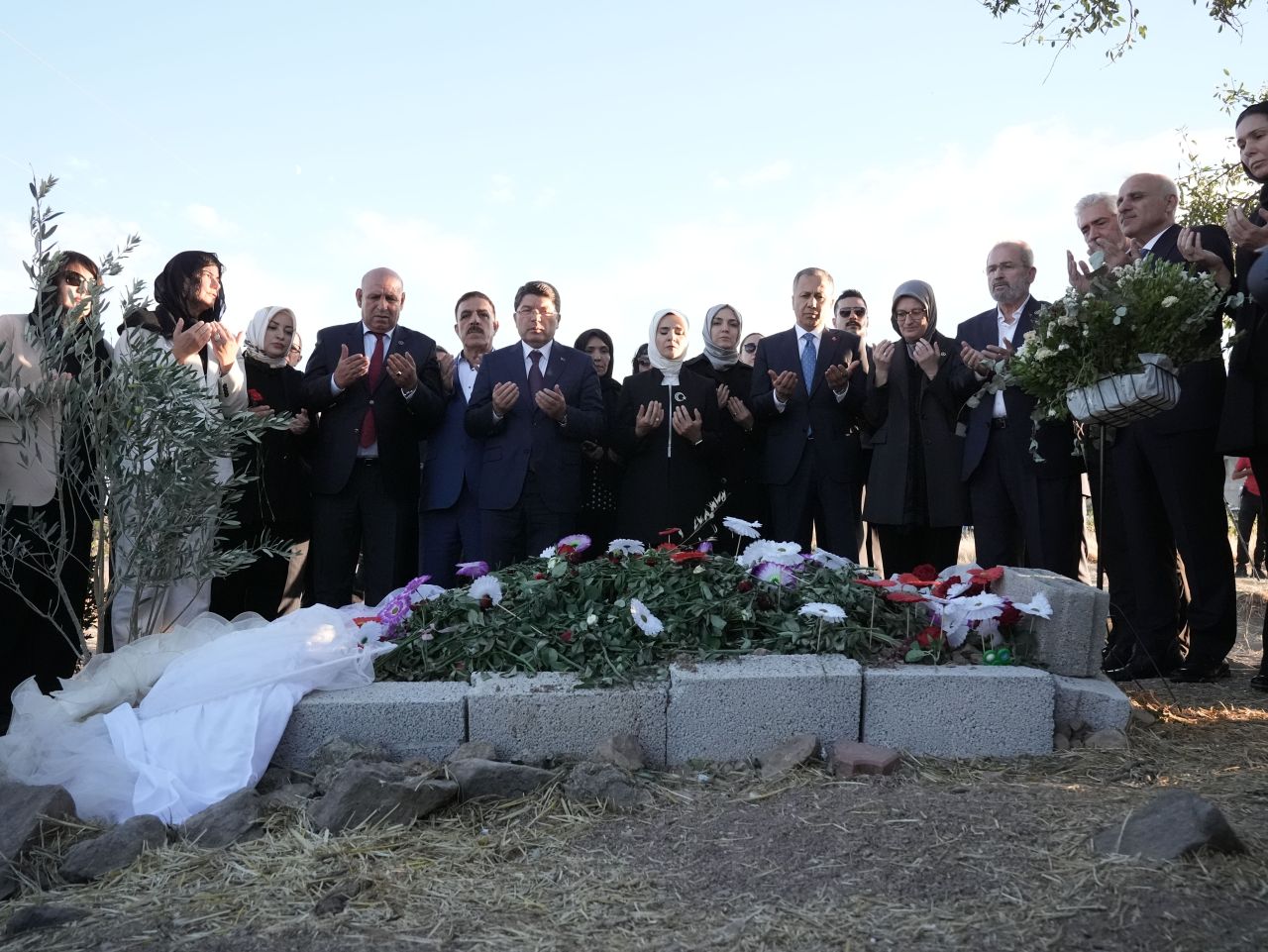 Narin Güran'ın mezarına üç bakandan ziyaret! Cinayetin işlendiği bölgede inceleme yapılıyor - 2. Resim