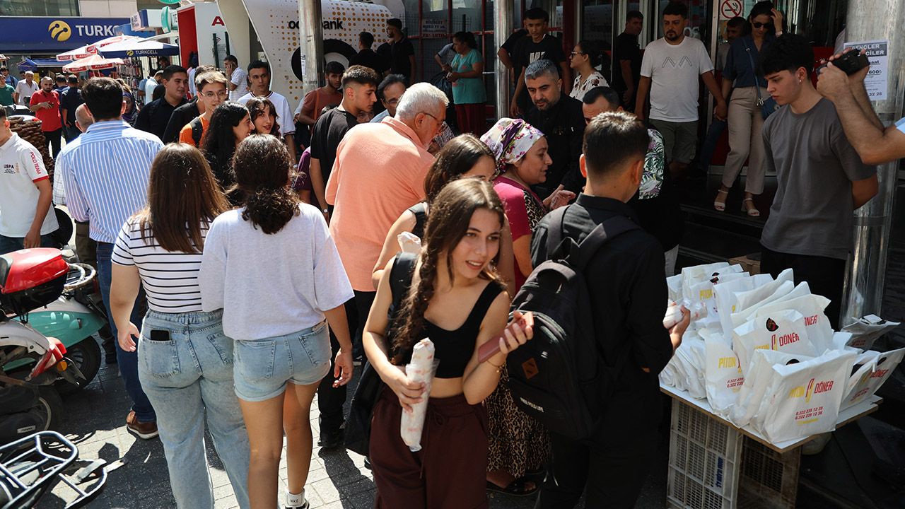 Narin olayından sonra ilginç görüntüler! Döner ve helva dağıtımı izdihama dönüştü