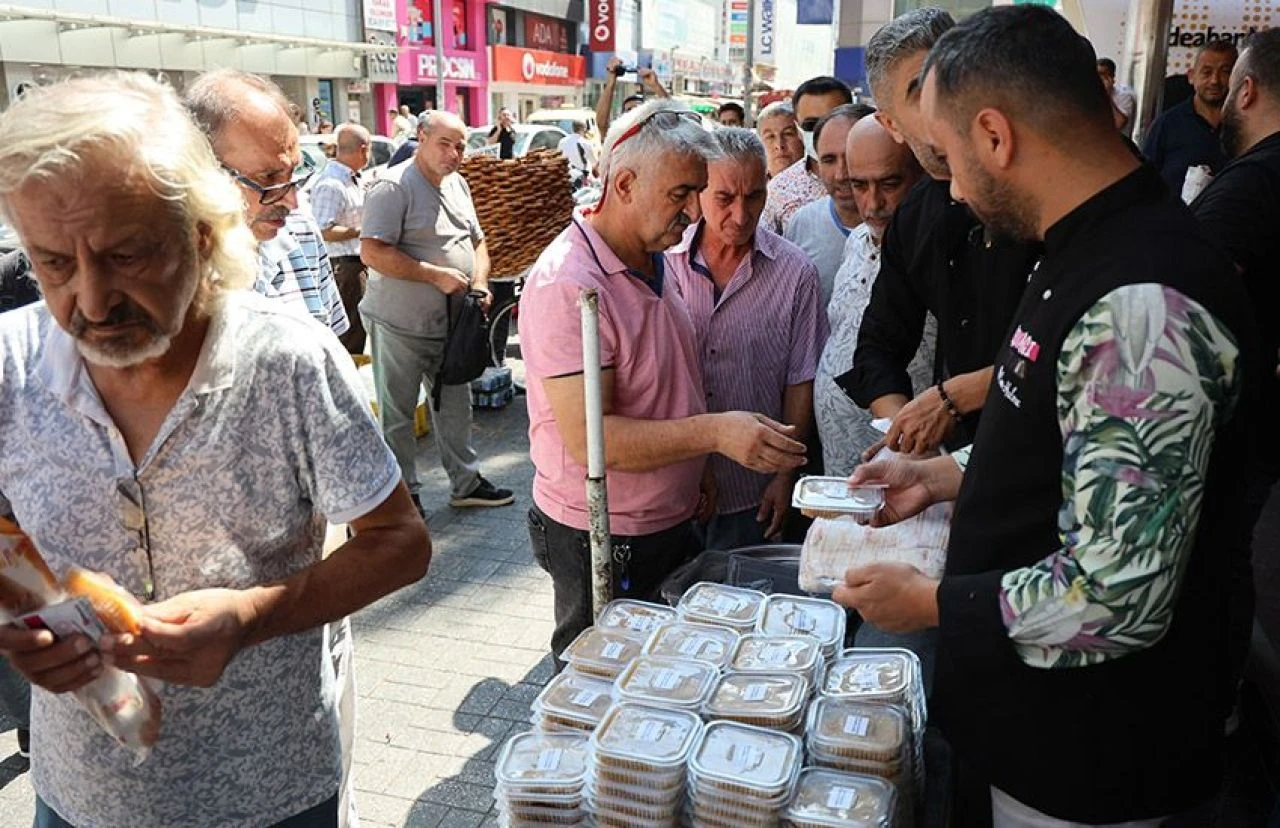 Narin olayından sonra ilginç görüntüler! Döner ve helva dağıtımı izdihama dönüştü