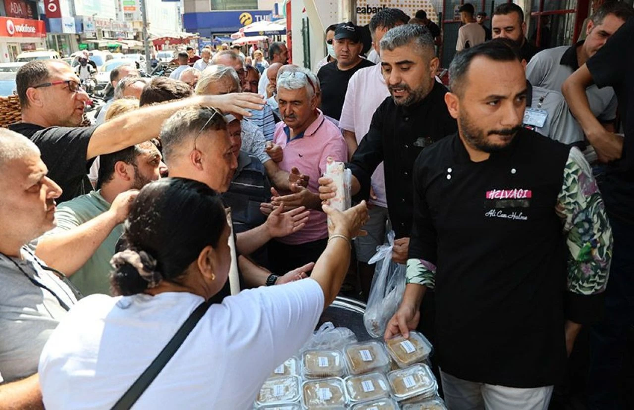 Narin olayından sonra ilginç görüntüler! Döner ve helva dağıtımı izdihama dönüştü