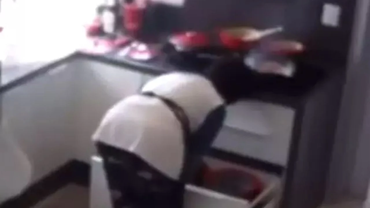 Saçları alev alev yanarken yemek yapmaya devam etti! Şoke eden anlar kamerada