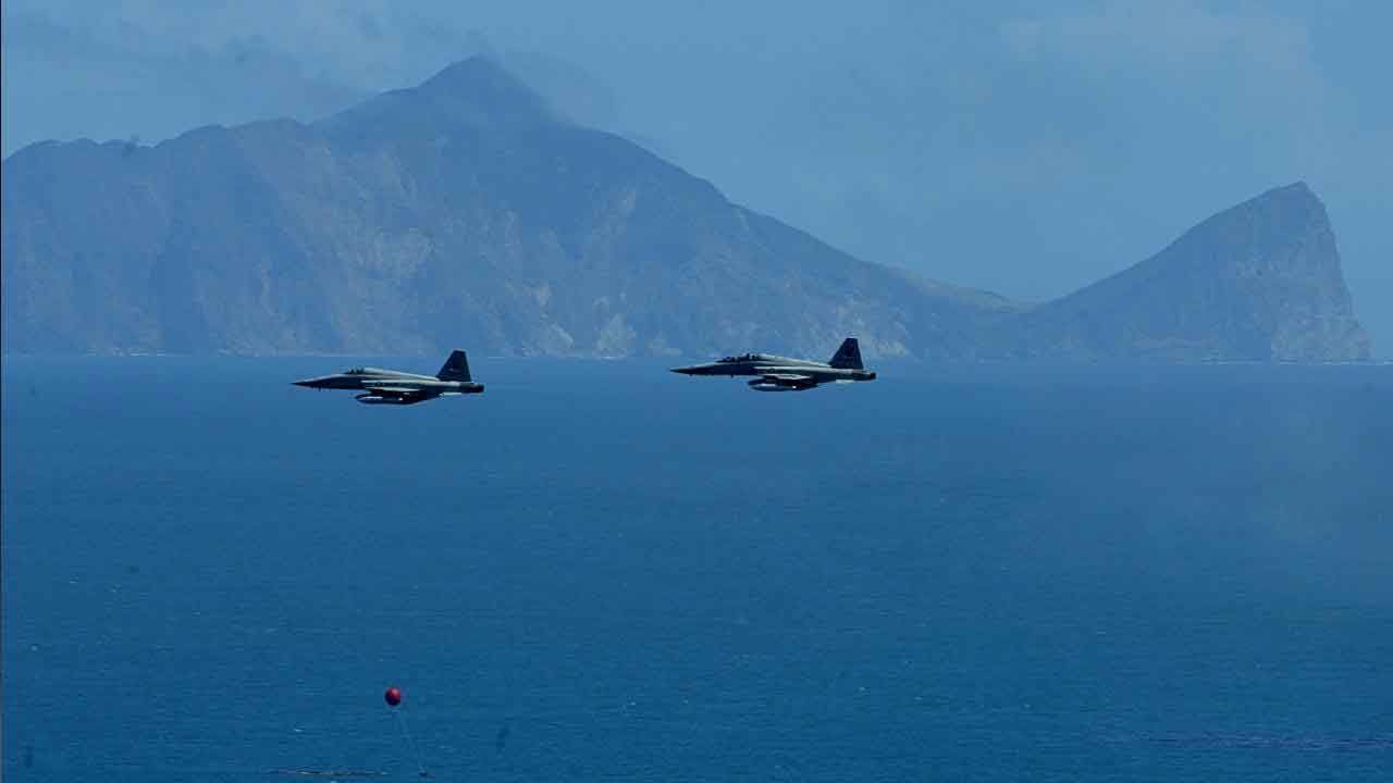 Tayvan&#039;da savaş uçağı denize düştü: Kendini fırlatan kayıp pilot bulundu! 