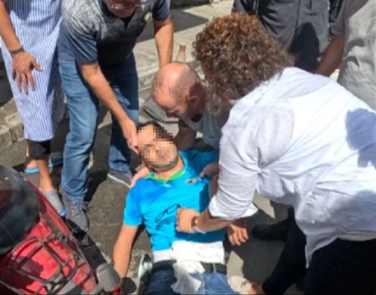 Çocuklarının bulunduğu arabayı yumruklayan sürücüyü evire çevire döndü! - 2. Resim