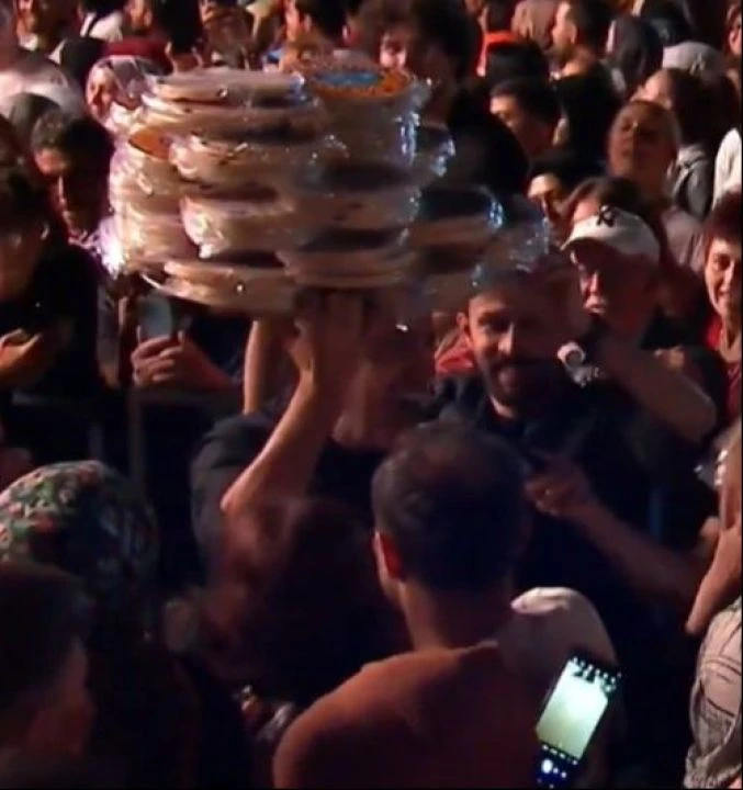 Haluk Levent kendi konserinde kağıt helva sattı! - 1. Resim