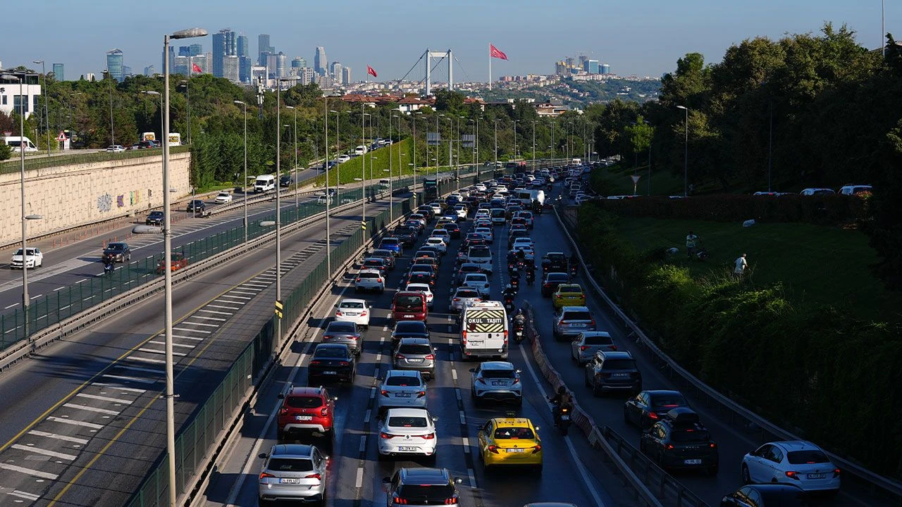 İstanbul'da trafik yoğunluğu! Yollar kilitlendi - 1. Resim