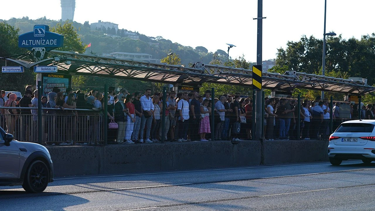 İstanbul'da trafik yoğunluğu! Yollar kilitlendi - 3. Resim