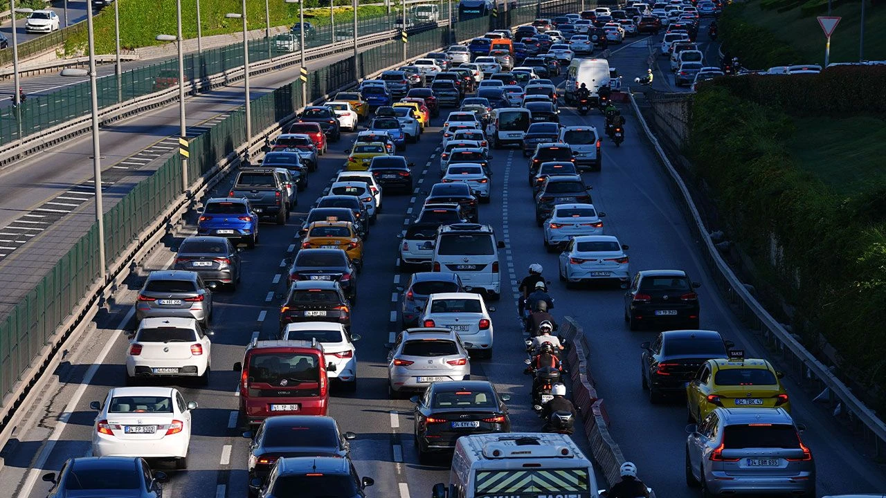 İstanbul'da trafik yoğunluğu! Yollar kilitlendi - 2. Resim