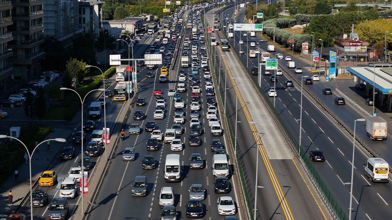 İstanbul'da trafik yoğunluğu! Yollar kilitlendi - 1. Resim