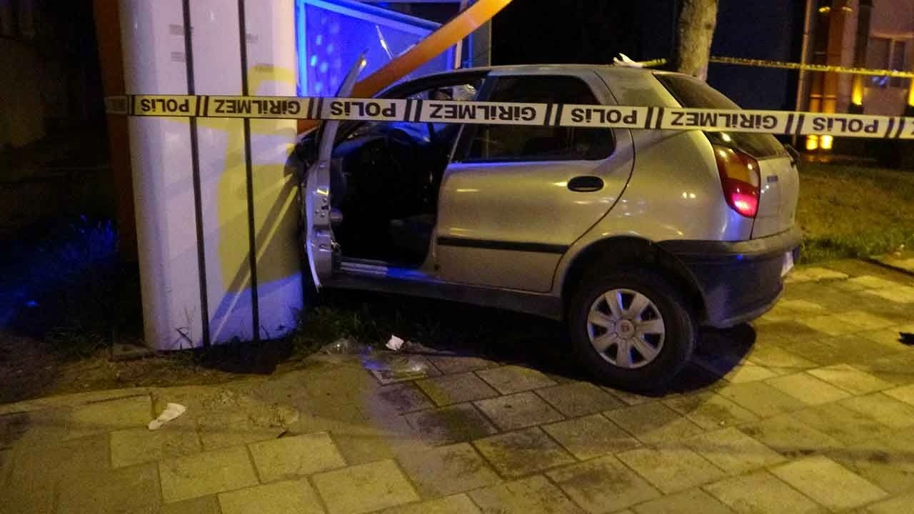 Karayolu savaş alanına döndü! Otomobil ile çarpışan işçi servisi devrildi: 1 ölü, 13 yaralı - 1. Resim