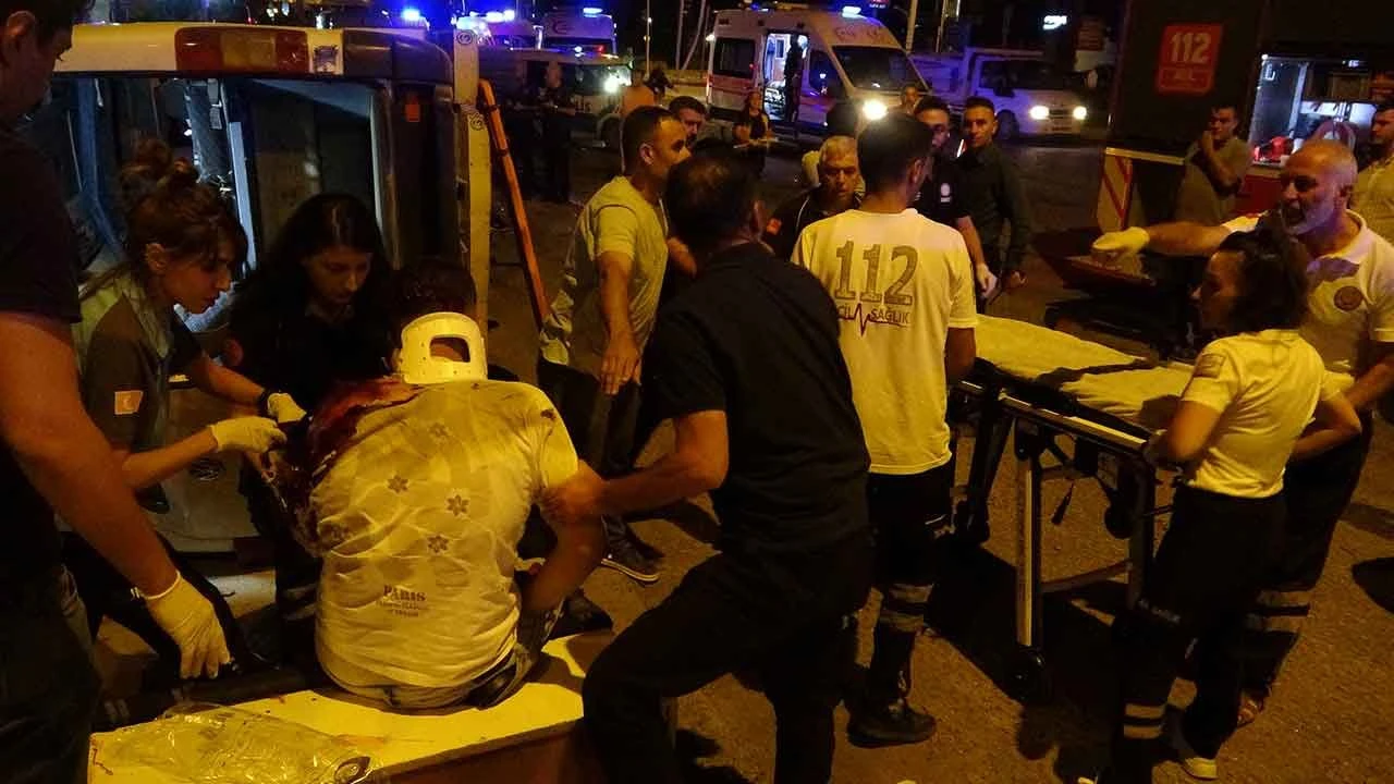 Karayolu savaş alanına döndü! Otomobil ile çarpışan işçi servisi devrildi: 1 ölü, 13 yaralı - 2. Resim